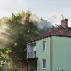 Dym z komina zielonego domu. Czy to początek końca smogu? Program Czyste Powietrze 2026.