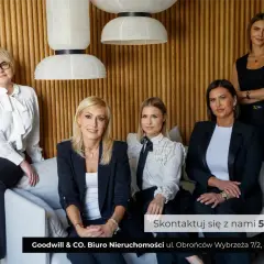 Pięć kobiet w eleganckich strojach, symbolizujących profesjonalizm i dziedziczenie doświadczenia w branży nieruchomości.