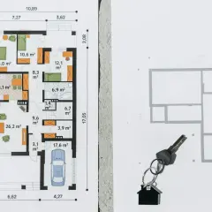 Plan domu z wymiarami i kluczem. Marzenie o własnym domu, a może o jego dzierżawie, staje się bliższe.