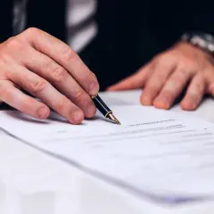 Kto składa wniosek o wykreślenie hipoteki poprzedniego właściciela? Sprawdź, jak to zrobić.