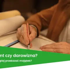 Starszy mężczyzna, testator, podpisuje dokument. Obok leżą zrolowane papiery.