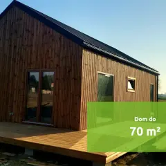 Drewniany dom z tarasem i zielonym polem z napisem "Dom do 70 m²".