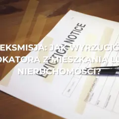 Eksmisja lokatora z mieszkania lub nieruchomości. Dokument "Eviction Notice" i długopis na drewnianym stole.