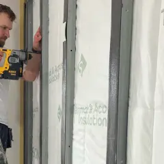 Jak rozchodzi się dźwięk w bloku i jak go skutecznie zminimalizować