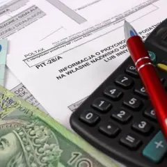 Formularz PIT-28/A, polskie banknoty i kalkulator. Czas na rozliczenie podatku.