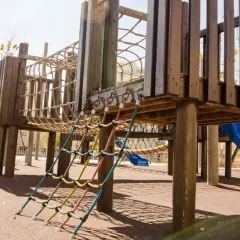 Drewniany plac zabaw z linami i zjeżdżalnią. Czy plac zabaw wymaga pozwolenia na budowę? To pytanie nurtuje wielu rodziców.