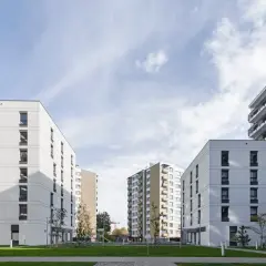 Nowoczesne bloki mieszkalne, których budowa zgodna jest z ustawą o własności lokali, z balkonami i zielonym dziedzińcem.