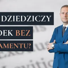 Mężczyzna w garniturze obok napisu "Kto dziedziczy spadek bez testamentu?". Wyjaśnia zasady dziedziczenia ustawowego.