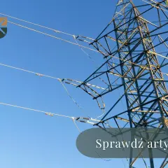 Wysoki słup na działce, który stoi tam od ponad 30 lat, z liniami energetycznymi na tle błękitnego nieba.
