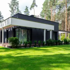 Nowoczesny dom 150m2 otoczony lasem. Zastanawiasz się, jaki jest koszt budowy domu 150m2?
