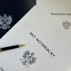 Długopis leży na dokumencie "AKT NOTARIALNY" z godłem Polski. To ważny krok do zawarcia **umowy przyrzeczonej**.