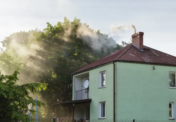 Dym z komina zielonego domu. Czy to początek końca smogu? Program Czyste Powietrze 2026.