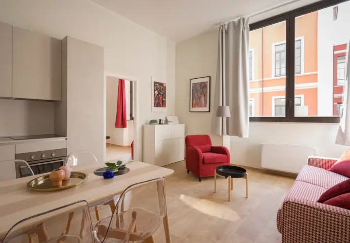 Nowoczesne mieszkanie z aneksem kuchennym, jadalnią i salonem. Idealne na pobyt, jak w Airbnb.