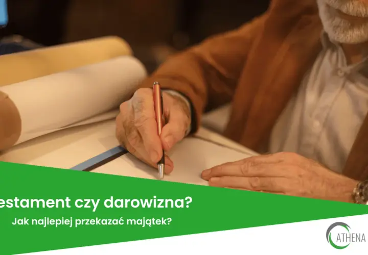 Starszy mężczyzna, testator, podpisuje dokument. Obok leżą zrolowane papiery.