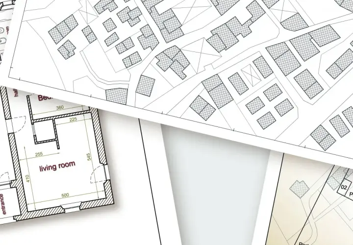 Nakładające się plany budynków i działek. Widoczna mapa zasadnicza z zaznaczonymi domami i fragmentem rzutu mieszkania z wymiarami.