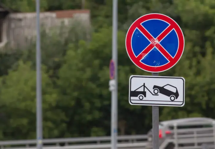 Kto stawia znaki drogowe na osiedlu i jak zgłosić potrzebę ich ustawienia?