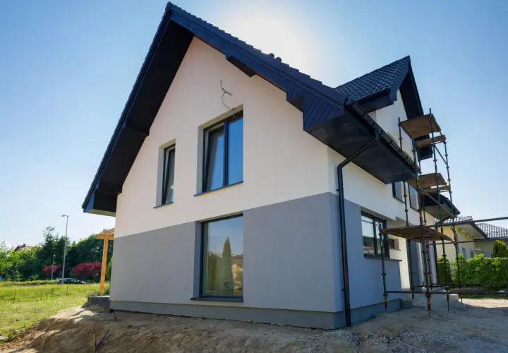 Co wchodzi w skład elewacji budynku? Kluczowe elementy i materiały