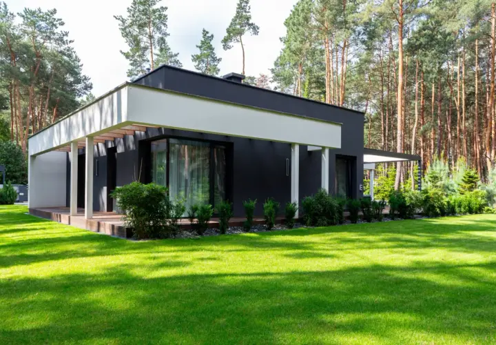 Nowoczesny dom 150m2 otoczony lasem. Zastanawiasz się, jaki jest koszt budowy domu 150m2?