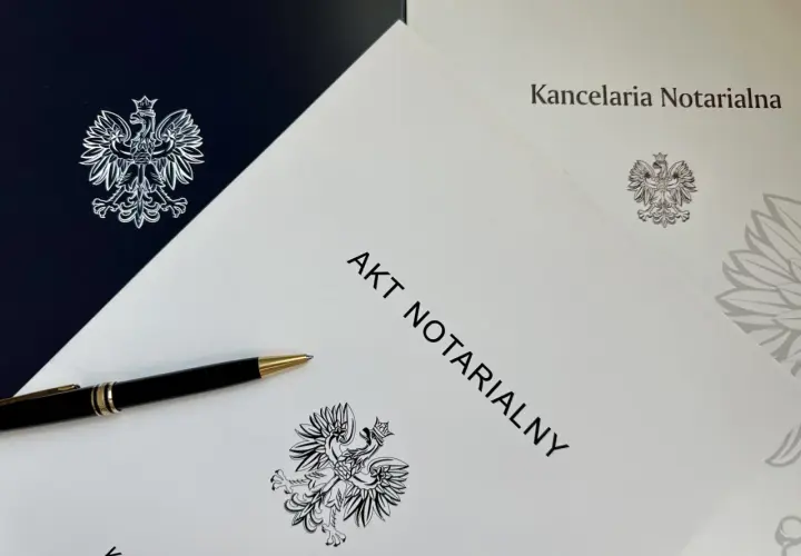 Długopis leży na dokumencie "AKT NOTARIALNY" z godłem Polski. To ważny krok do zawarcia **umowy przyrzeczonej**.