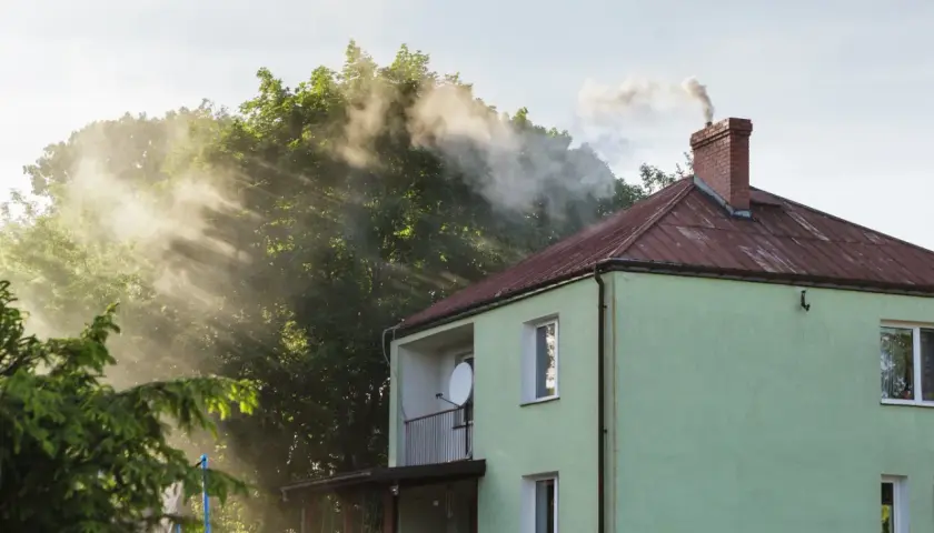 Dym z komina zielonego domu. Czy to początek końca smogu? Program Czyste Powietrze 2026.