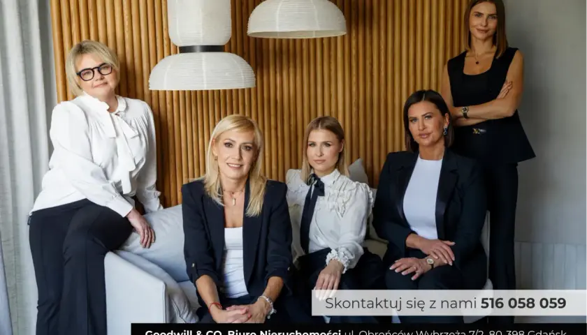 Pięć kobiet w eleganckich strojach, symbolizujących profesjonalizm i dziedziczenie doświadczenia w branży nieruchomości.