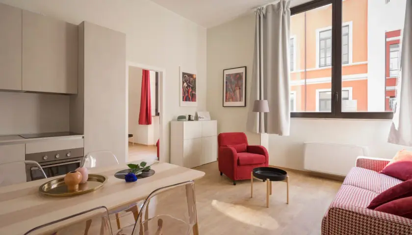 Nowoczesne mieszkanie z aneksem kuchennym, jadalnią i salonem. Idealne na pobyt, jak w Airbnb.