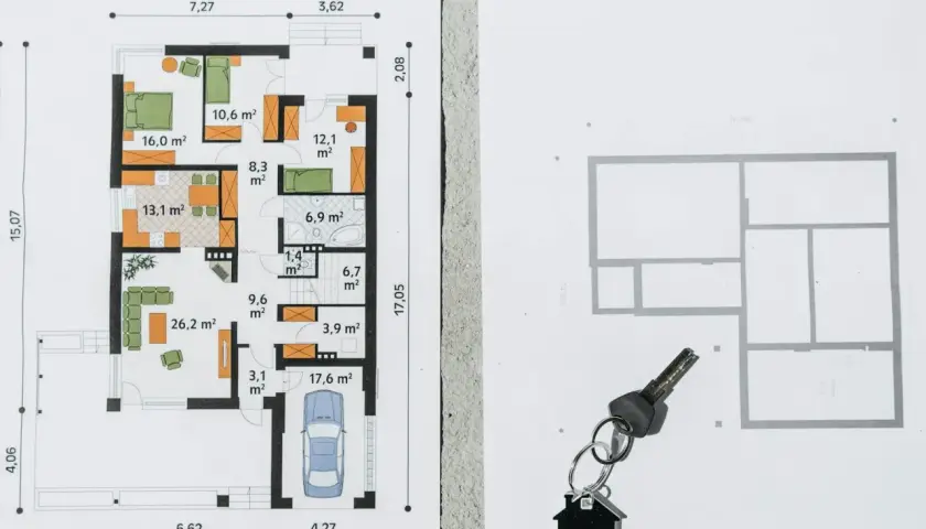 Plan domu z wymiarami i kluczem. Marzenie o własnym domu, a może o jego dzierżawie, staje się bliższe.