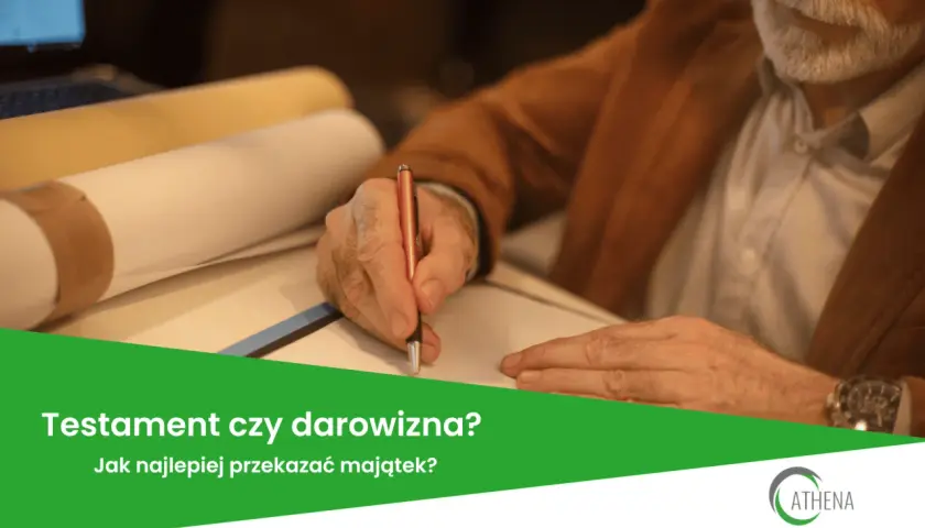Starszy mężczyzna, testator, podpisuje dokument. Obok leżą zrolowane papiery.