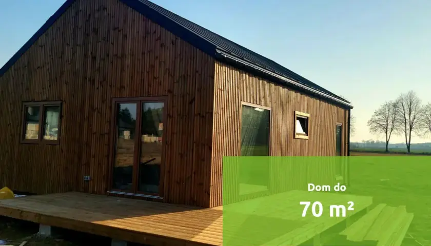 Drewniany dom z tarasem i zielonym polem z napisem "Dom do 70 m²".