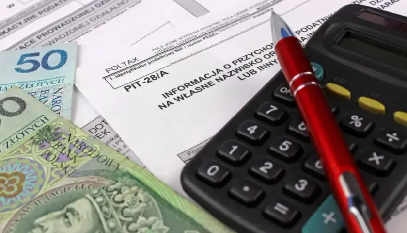 Formularz PIT-28/A, polskie banknoty i kalkulator. Czas na rozliczenie podatku.