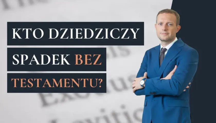 Mężczyzna w garniturze obok napisu "Kto dziedziczy spadek bez testamentu?". Wyjaśnia zasady dziedziczenia ustawowego.