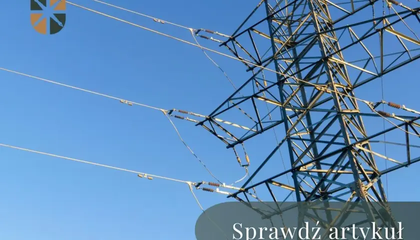 Wysoki słup na działce, który stoi tam od ponad 30 lat, z liniami energetycznymi na tle błękitnego nieba.