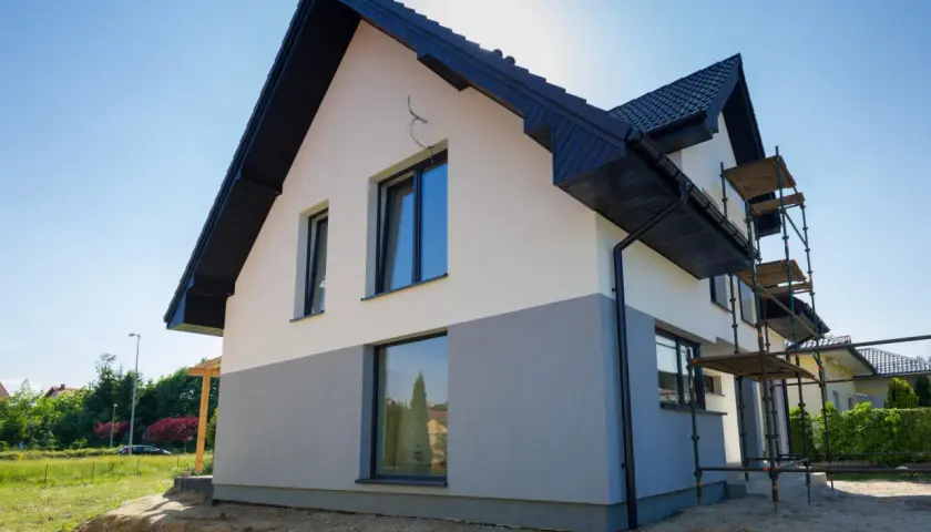 Co wchodzi w skład elewacji budynku? Kluczowe elementy i materiały