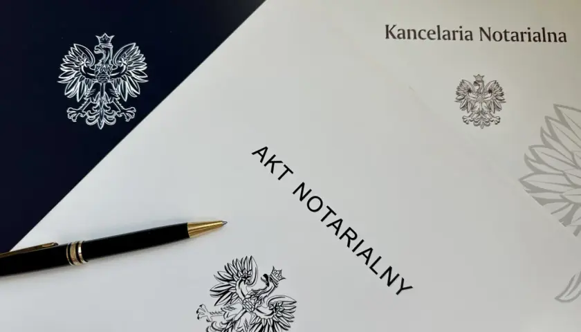 Długopis leży na dokumencie "AKT NOTARIALNY" z godłem Polski. To ważny krok do zawarcia **umowy przyrzeczonej**.