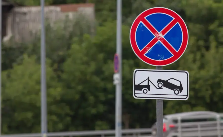 Kto stawia znaki drogowe na osiedlu i jak zgłosić potrzebę ich ustawienia?