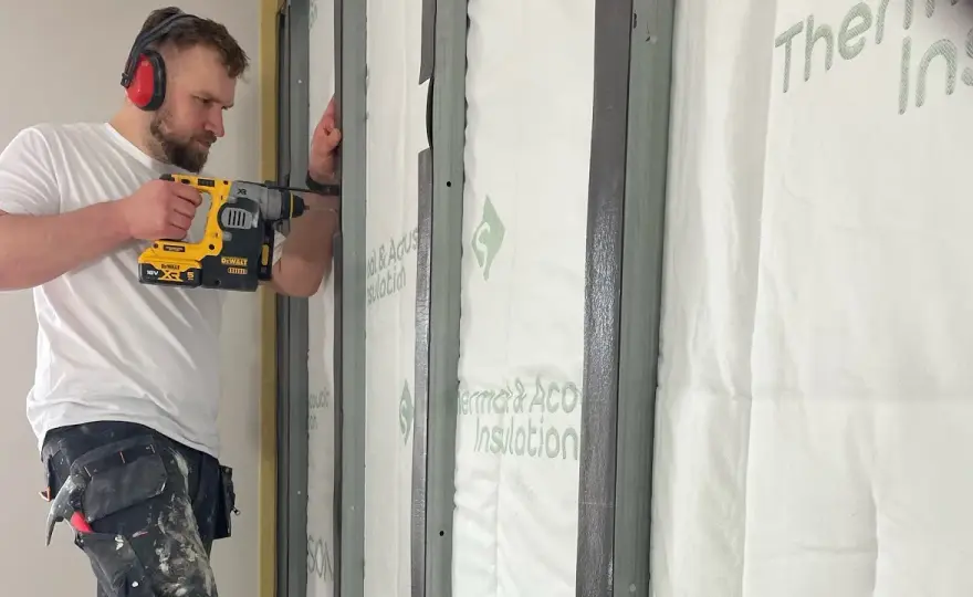 Jak rozchodzi się dźwięk w bloku i jak go skutecznie zminimalizować
