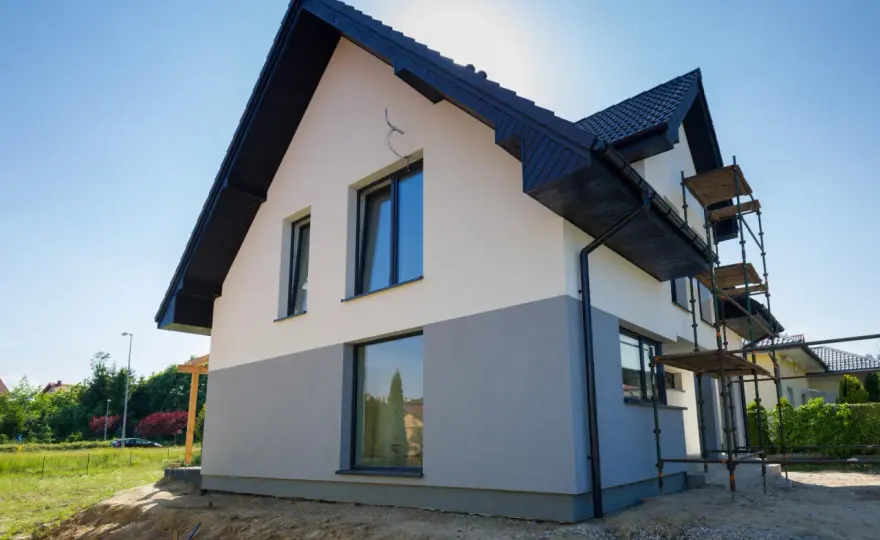 Co wchodzi w skład elewacji budynku? Kluczowe elementy i materiały