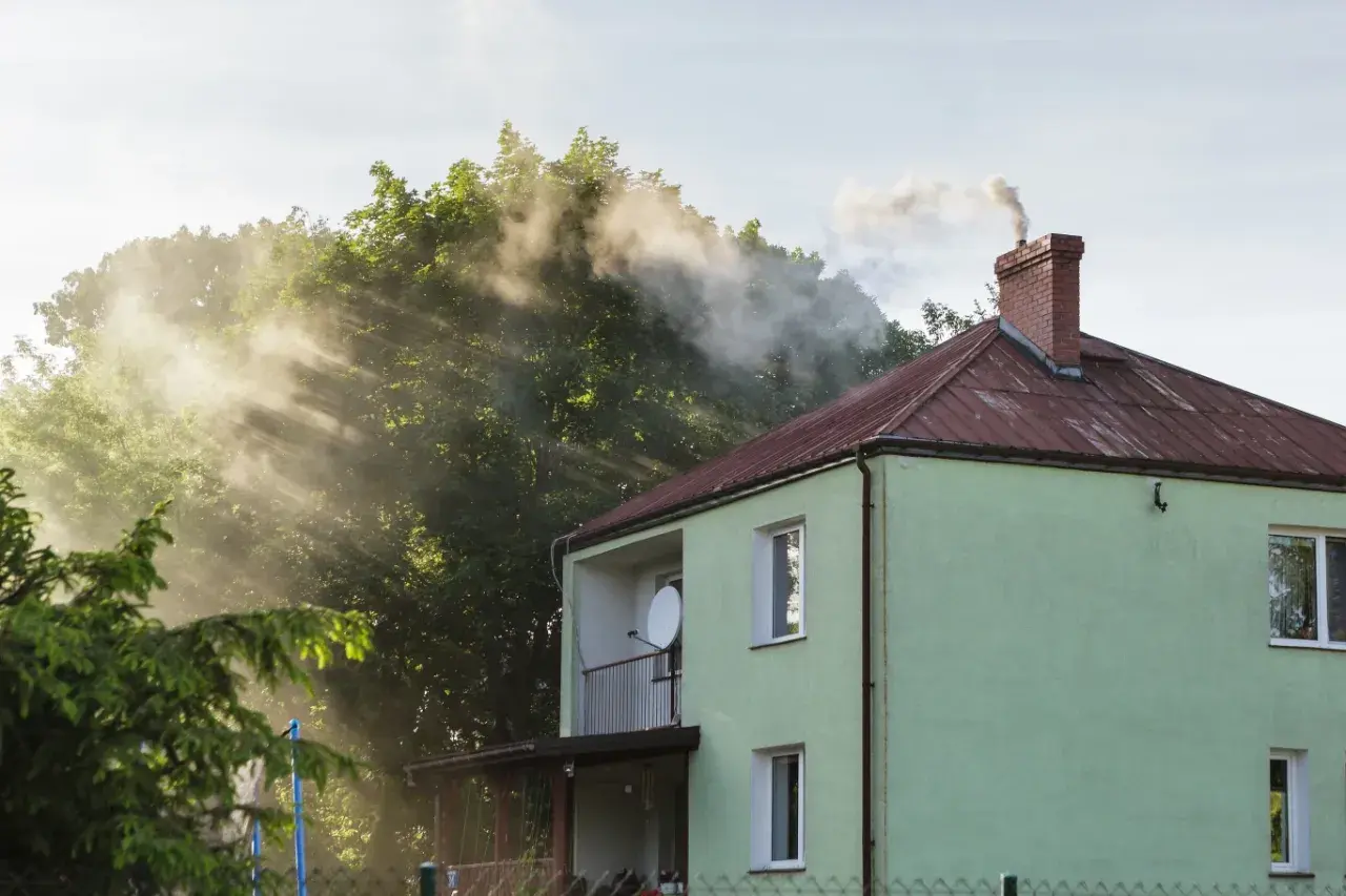 Dym z komina zielonego domu. Czy to początek końca smogu? Program Czyste Powietrze 2026.