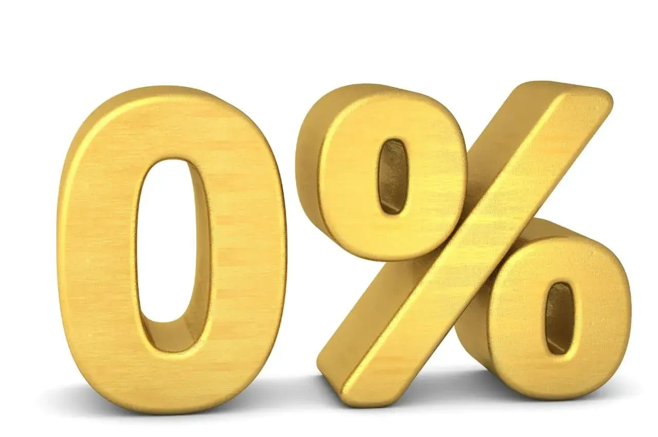 Złote cyfry 0% na białym tle.
