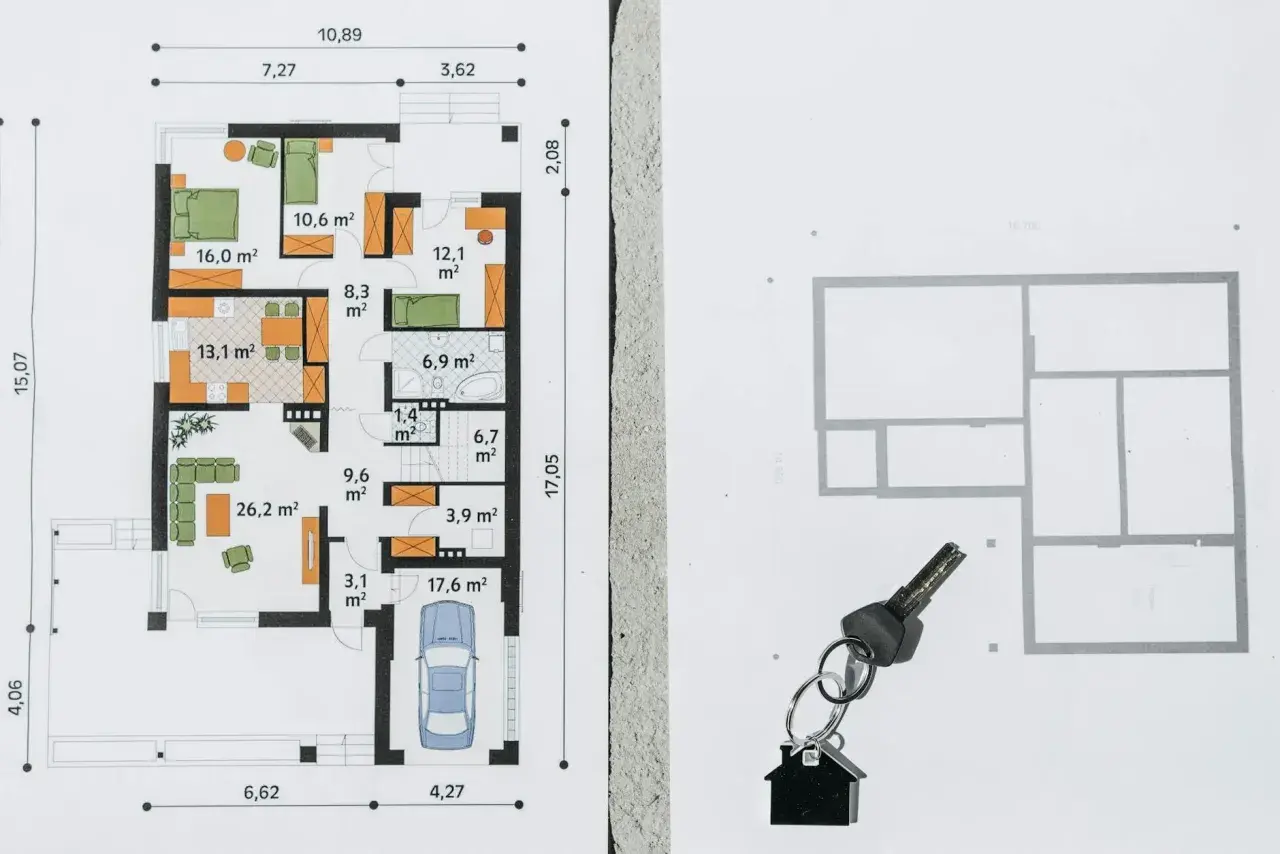 Plan domu z wymiarami i kluczem. Marzenie o własnym domu, a może o jego dzierżawie, staje się bliższe.