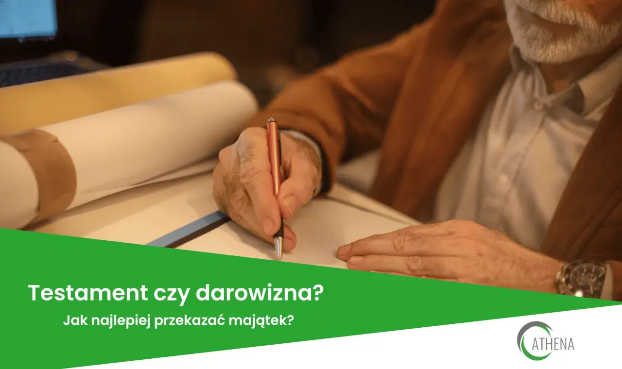 Starszy mężczyzna, testator, podpisuje dokument. Obok leżą zrolowane papiery.