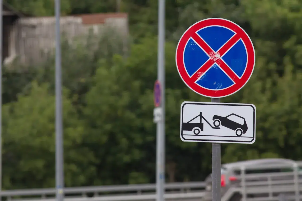 Kto stawia znaki drogowe na osiedlu i jak zgłosić potrzebę ich ustawienia?