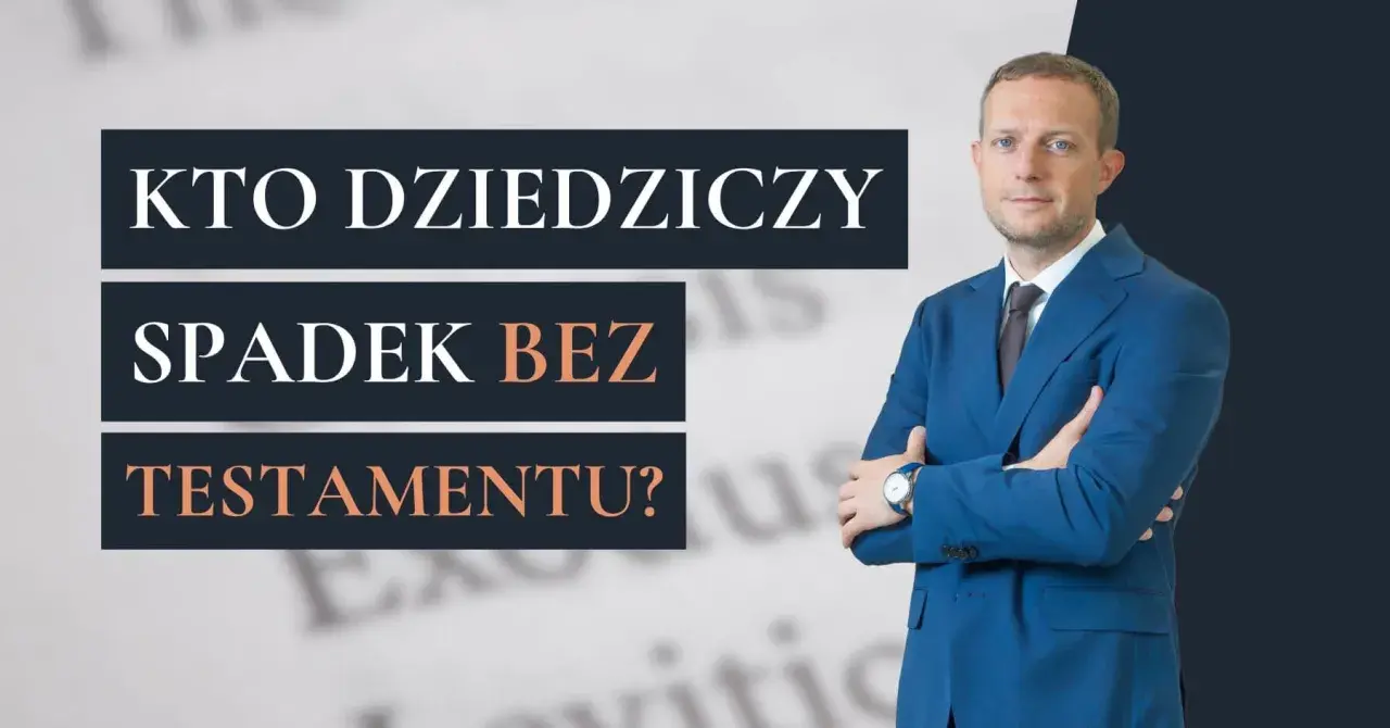 Mężczyzna w garniturze obok napisu "Kto dziedziczy spadek bez testamentu?". Wyjaśnia zasady dziedziczenia ustawowego.