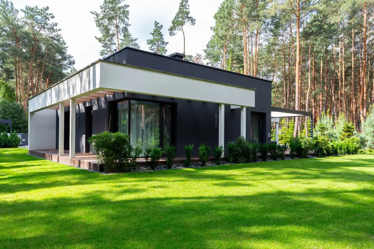 Nowoczesny dom 150m2 otoczony lasem. Zastanawiasz się, jaki jest koszt budowy domu 150m2?