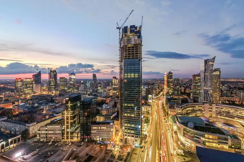 Ile metrów ma najwyższy budynek w Polsce? Zaskakująca wysokość Varso Tower
