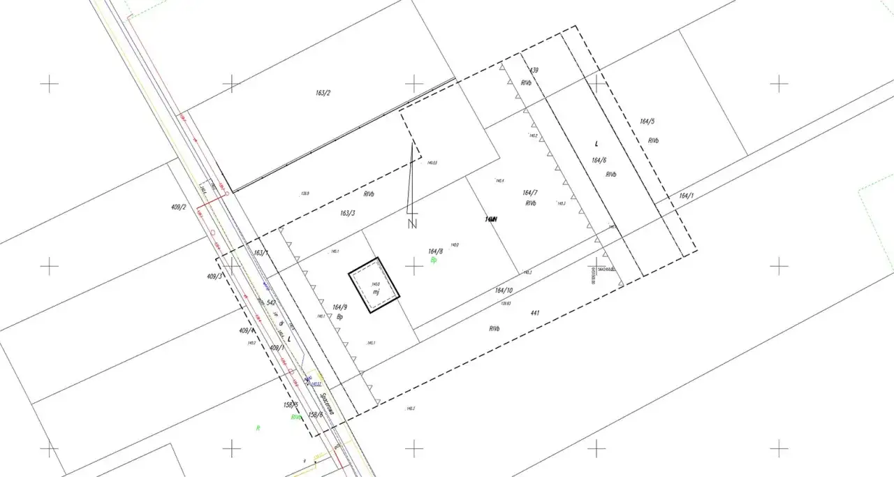 Fragment mapy do celów projektowych z zaznaczonymi działkami, granicami i infrastrukturą techniczną.