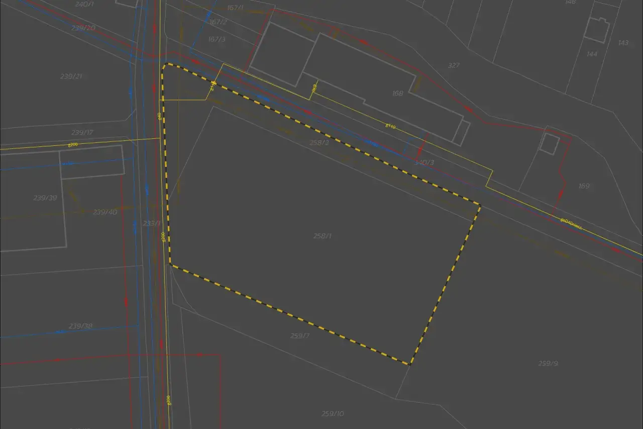 Mapa zasadnicza z zaznaczonymi działkami, drogami i sieciami. Widoczne numery ewidencyjne działek, np. 258/1, 259/7.