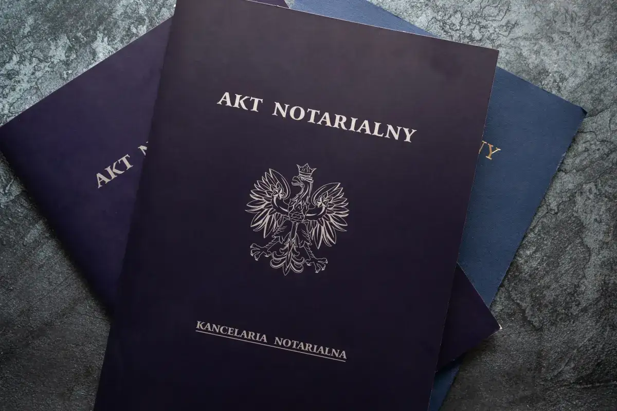 Akt notarialny z godłem Polski i pieczęcią kancelarii. Dokumenty prawne, które mogą wpływać na taksa notarialna.