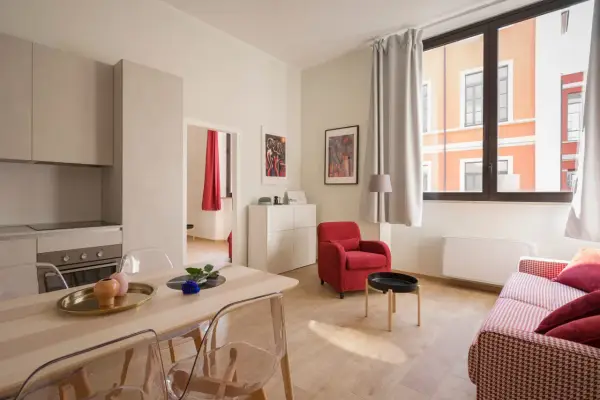 Nowoczesne mieszkanie z aneksem kuchennym, jadalnią i salonem. Idealne na pobyt, jak w Airbnb.